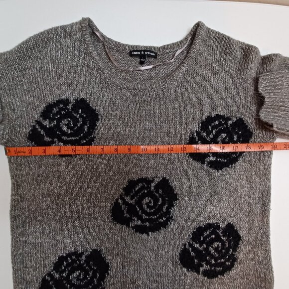 Cable & Gauge Gray Sweater with Black Roses Size Large - Picture 7 of 7